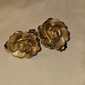 Elegant Gold Toned Floral Rose Clip On 1980s Earrings